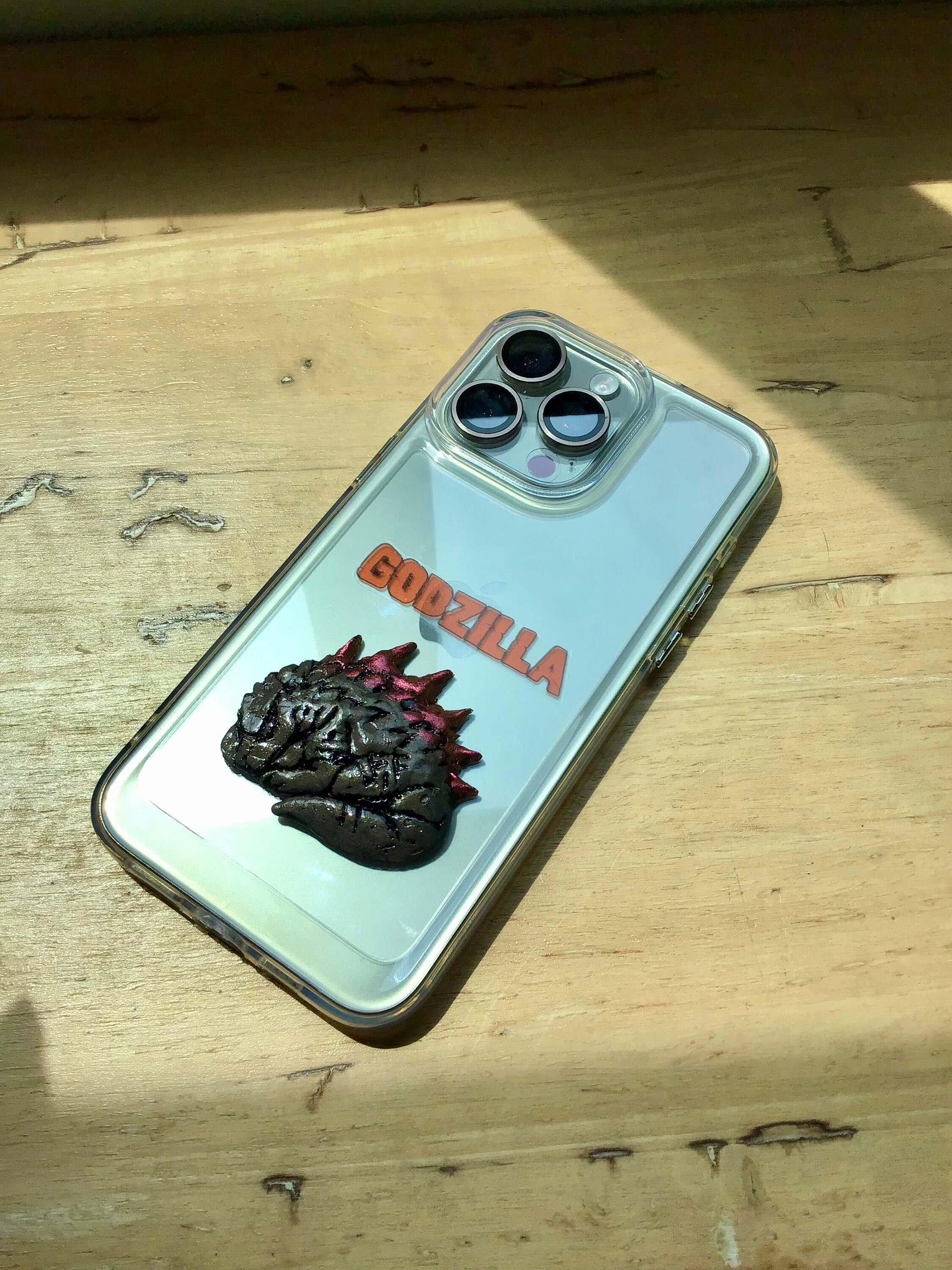 ゴジラの寝姿彫刻iPhoneケース：進化したモンスターデザイン - Etsy 日本