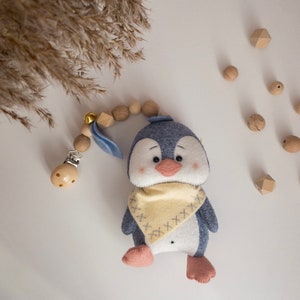 Penguin felt stroller toy, penguin stroller mobile, Boy and girl felt stroller chain, hanging pram toy, pram decor, neutral pram accessory