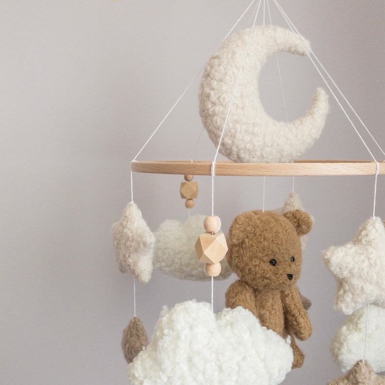 Mobile pour lit de bébé bouclé avec ours brun Mobile neutre bouclé lune et étoiles cadeau de shower de bébé garçon fille Mobile déco pour lit de bébé image 5