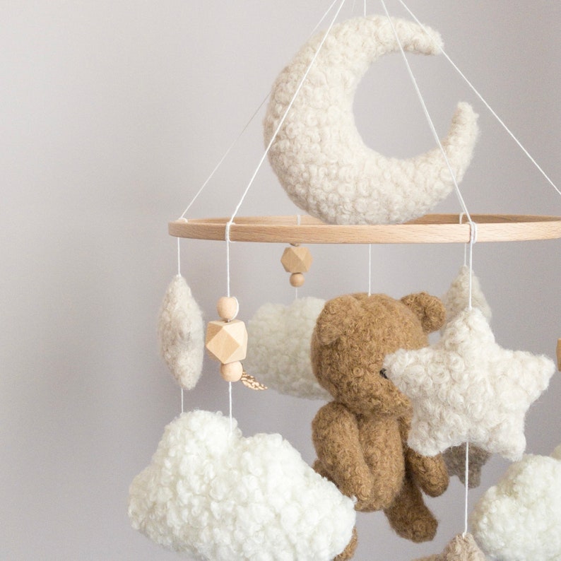 Mobile pour lit de bébé bouclé avec ours brun Mobile neutre bouclé lune et étoiles cadeau de shower de bébé garçon fille Mobile déco pour lit de bébé image 4