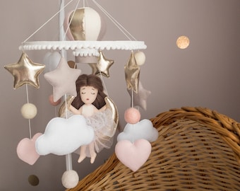 Fairy Doll Pink Baby Mobile, Lichtroze Meisjespop op Maan wieg mobiel, Harten hangende wieg mobiel, Gouden Sterren kinderkamer decor Baby shower cadeau