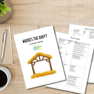 Può includere: Uno script di recita di Natale stampabile intitolato "Dove è il bambino?" con un'illustrazione colorata di una mangiatoia. Lo script include personaggi, canzoni e dialoghi.