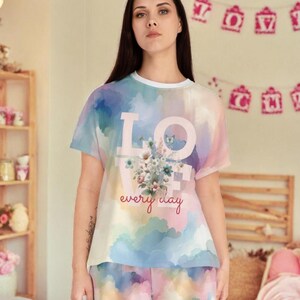 Ensemble pyjama court floral pastel amour, Vêtements de nuit confortables, Nuits d&#39;été, Cadeau pour elle, Détente à la maison, Vêtements de détente mignons