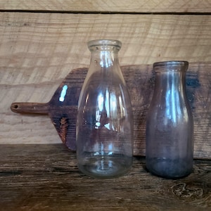 2er-Set! Antike Milchgläser / Flaschen - KLARGLAS - 1 Quart & One Pint Flaschen - tolles Bauernhaus / primitives Küchendekor! Landhausküche