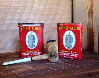 Um conjunto de 3! Um cachimbo de espiga de milho original e 2 latas de tabaco Prince Albert - tabaco para fumar e cachimbo para decoração - decoração primitiva/rústica - caverna do homem