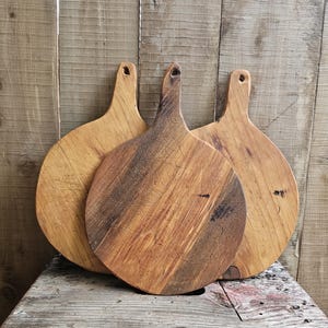 REDONDAS - Tablas de cortar/embutir de tamaño mediano (30 cm de ancho) de estilo rústico/primitivo, hechas a mano con un aspecto vintage/antiguo, elaboradas con madera de granero antigua.