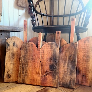 Größe Large! (12 Zoll breites) Schneidebrett / Charcuterie-Brett im antiken / Vintage-Look aus gesägtem Scheunenholz