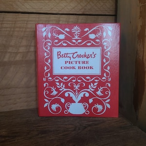 Betty Crocker&#39;s Picture Cook Book- 1998 remake of the original 1950s book- colorful old time recipes cookbook- spiral bound