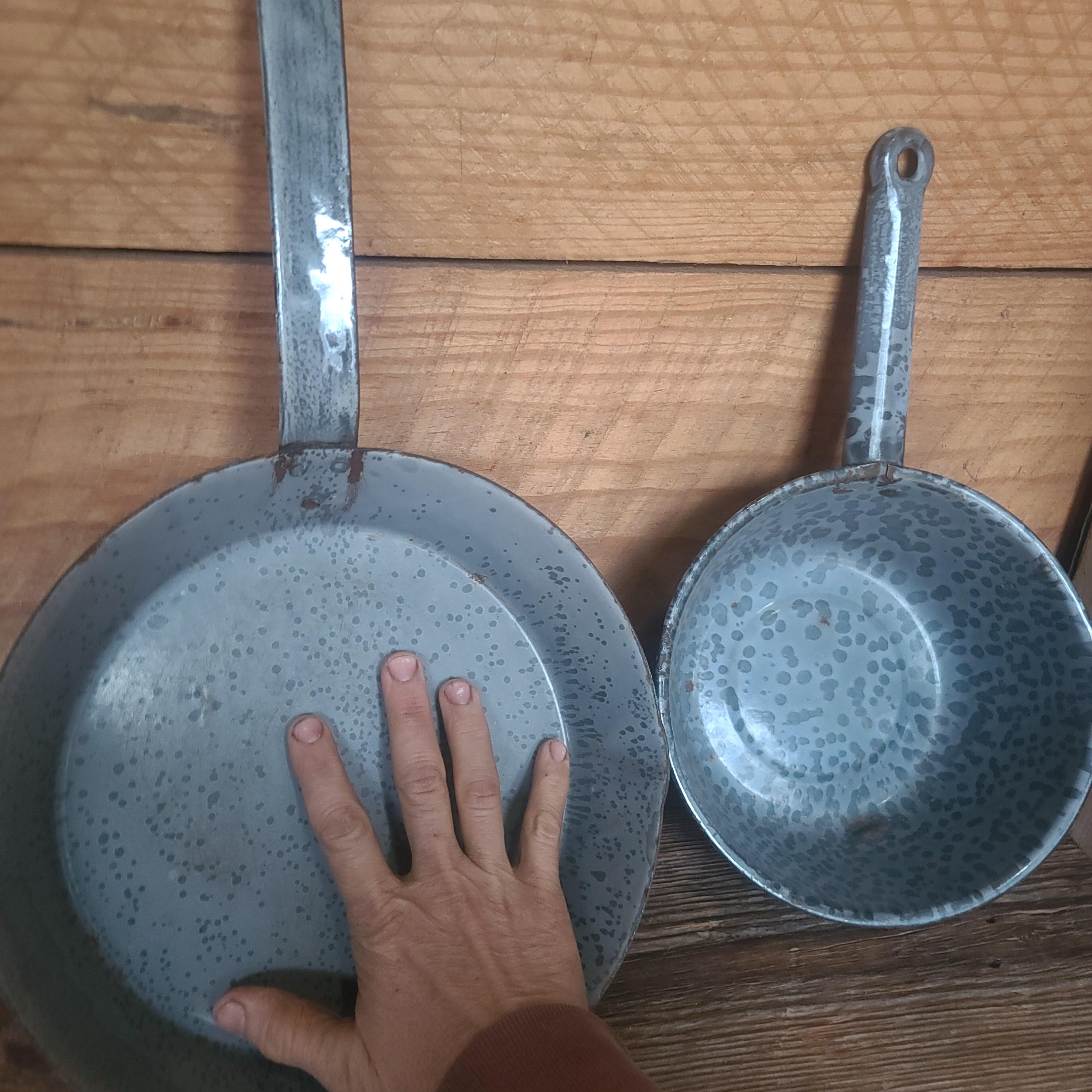 Um conjunto de 2! Panelas de cozimento de esmalte cinza antigo (granito) - potes e panelas leves - Um complemento perfeito para a cozinha "primitiva"! Ou acampamento