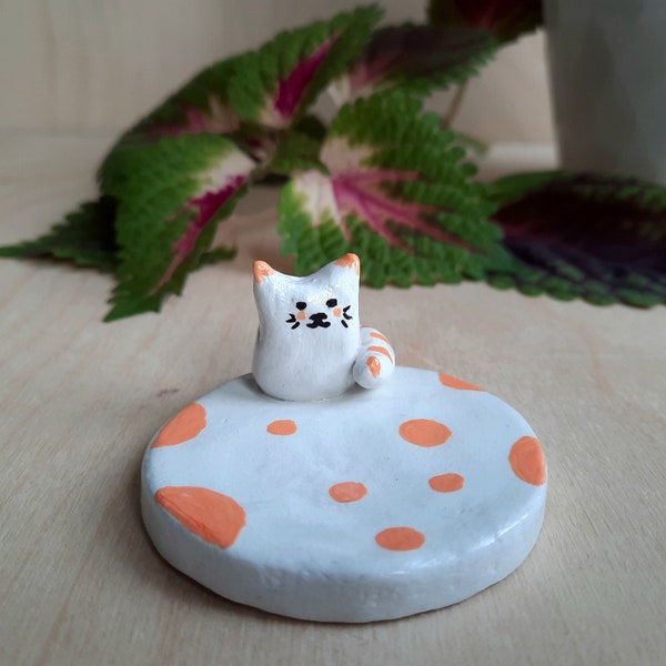 Petite assiette en céramique chat kawaii, petite assiette en cristal mignon petit chat, décoration d'intérieur, chat idiot drôle, porte-bague chat, organisateur de bijoux, gingembre