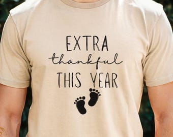 Maglietta Extra Thankful: Impronte del bambino, Annuncio di gravidanza, Ringraziamento, Nuovo arrivo