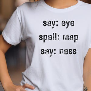 Carte des sorts Say Eye, T-shirt Say Ness, haut décontracté avec typographie humoristique, cadeau t-shirt unique, t-shirt ludique pour toutes les occasions, chemise blague pour adultes