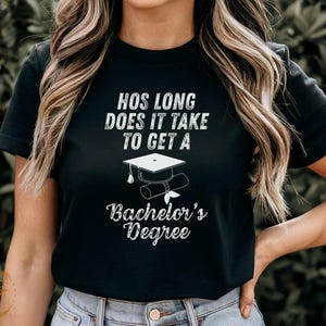 Lustiges Abschluss-T-Shirt, Bachelor-Humor-Shirt, College-Grad-T-Shirt, Universitäts-Graduierten-Spitze, einzigartiges Geschenk für bestandene, cooles T-Shirt