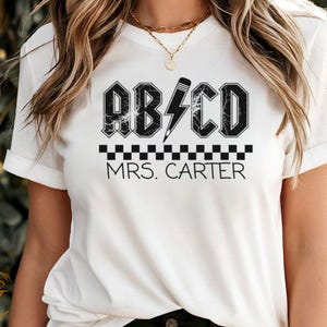 T-shirt grafica ispirata agli AC/DC, maglietta a quadri Mrs. Carter, maglietta unica di una band, maglietta rock classica, regalo per gli amanti della musica, abbigliamento casual comodo