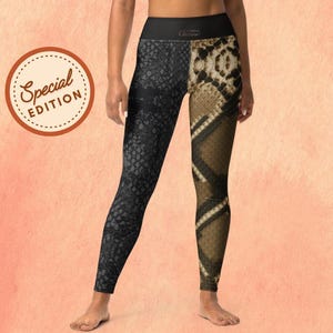 Könnte beinhalten: Leggings in der Special Edition mit geteiltem Design. Ein Bein hat ein schwarzes Schlangenmuster, während das andere einen braunen und beigen Schlangenprint zeigt. Die Leggings haben einen schwarzen Bund und ein Logo. Das Bild enthält ein "Special Edition"-Abzeichen.