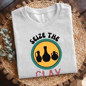 Hobby T-Shirt Seize The Clay Graphic Tee Pottery Lover T-Shirt Ceramic Art Casual Top Unique Pottery Gift Shirt for Pottery Enthusiasts Tees
