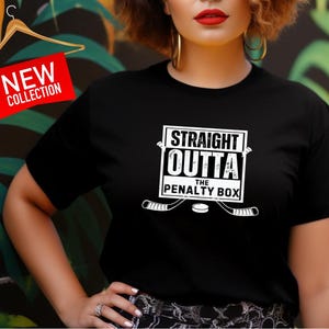 Straight Outta The Penalty Box Hockey T-shirt Divertente maglietta grafica sportiva Casual Top Regalo per gli amanti dell'hockey Maglietta da hockey su ghiaccio umoristica