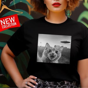 Cute Alien Encounter Cat Design T-Shirt, Funny Cat with UFO Shirt, Whimsical Kitten and Alien Spaceship Casual Shirt, Cat Lover Gift T-Shirt