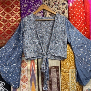 Top corto bohemio moderno con lazo delantero, blusa cruzada con mangas acampanadas, top corto de seda, estilo festival de los años 70, mangas acampanadas, estilo de espíritu libre.