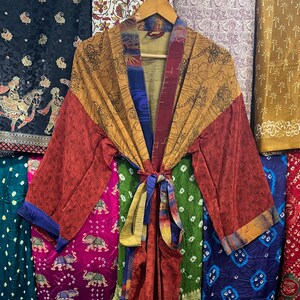 Kimono in patchwork di seta di sari riciclata: copricostume boho da spiaggia
