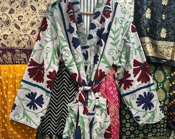 ダークブルーのスザニロングジャケット、レッドカラーの刺繍入りロング