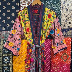 Handgjord Phulkari Kimono Robe: Broderat Boho Fashion