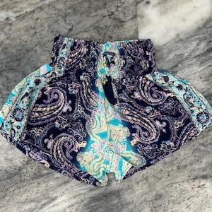 Short de détente en soie florale fait main : tenue de plage unisexe pour l&#39;été