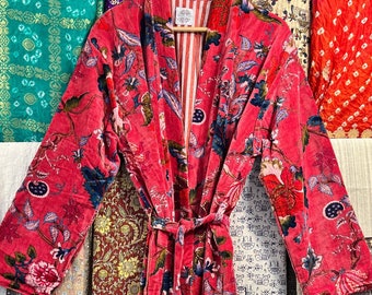 Kimono de veludo com estampa floral feita à mão: peça de luxo para resorts