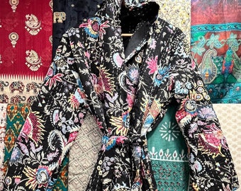 Kimono acolchado Kantha de algodón hecho a mano: Chaqueta bohemia con capucha