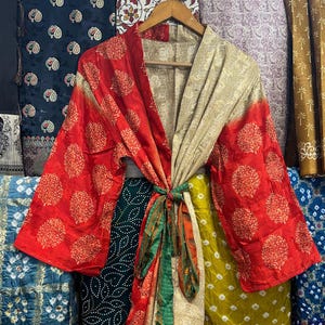 Handgemachter Patchwork Kimono aus Recyclingseide: Boho Kurze Robe
