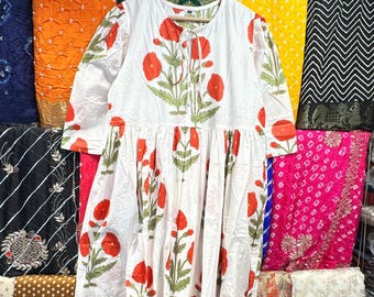 Vestido midi de algodón con estampado floral rojo y mangas abullonadas, estilo bohemio de verano.