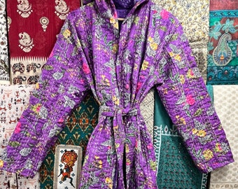 Kimono con capucha acolchado Kantha de algodón hecho a mano: estampado de la jungla