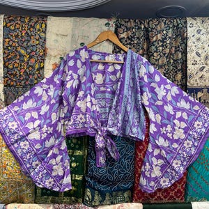 Handgemaakte zijden overslagtop: boho blouse met klokmouwen en gestrikte voorkant