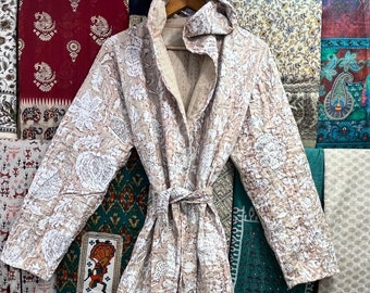 Sudadera con capucha de algodón acolchada Kantha hecha a mano: bata kimono india