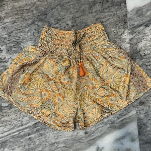 Short bohème fait main en soie sari recyclée : style bohème hippie confortable