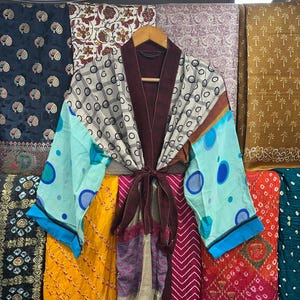 Kimono de patchwork de seda crepé hecho a mano: bata corta tipo sari