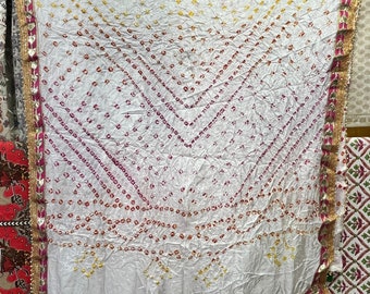 Dupatta di seta Bandhani fatta a mano: sciarpa bianca tie-dye