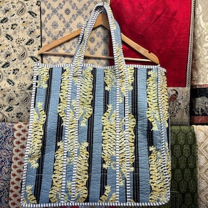 Bolso de mano indio acolchado de algodón hecho a mano: bolso Jhola con estampado animal