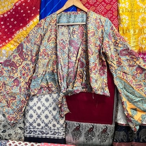 インドの花柄プリントシルククロップトップ、ベルスリーブシルククロップトップ、フロントタイシルクタイトップ、シルクラップトップ、快適なシルククロップトップ、彼女へのギフト