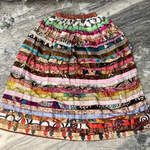 Handgjord lång kjol i flera lager med lapptäcke, kjol i bohemisk hippiestil, kjol i återvunnet siden med lapptäcke, böljande lapptäcke