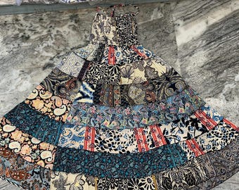 Handgemaakte maxirok van gerecyclede zijde met patchwork: boho-festivalstijl