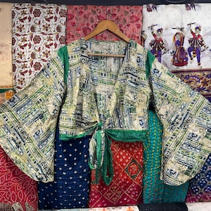 Wikkelblouse van gerecyclede zijde: boho-top met klokmouwen