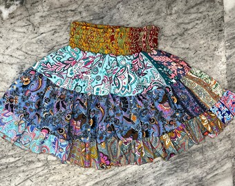 Minijupe en patchwork bohème fait main, minijupe fluide en patchwork funky, jupe fluide en soie colorée bohème, jupe d'été, vêtements des années 70