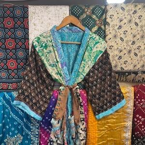 Gerecycleerde zijden sari-kimonobadjas: kort boho-jasje met bloemenprint