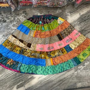 Gonna patchwork in seta boho: gonna lunga a balze da festival