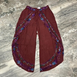 Puede incluir: Una taza de cerámica blanca con un asa negra y el texto "But First, Coffee" en negro, con una fuente de estilo manuscrito. La taza está sobre una superficie blanca.