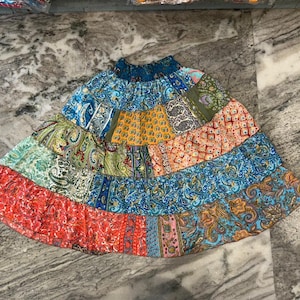 Ręcznie robiona mini spódniczka w stylu boho z patchworku: kolorowa, jedwabna, zwiewna spódnica festiwalowa