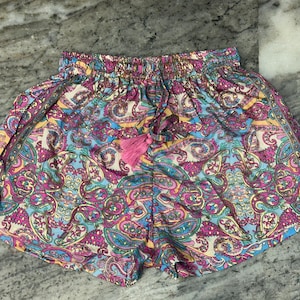 Short bohème en soie fait main : vêtements d&#39;intérieur hippie fleuris