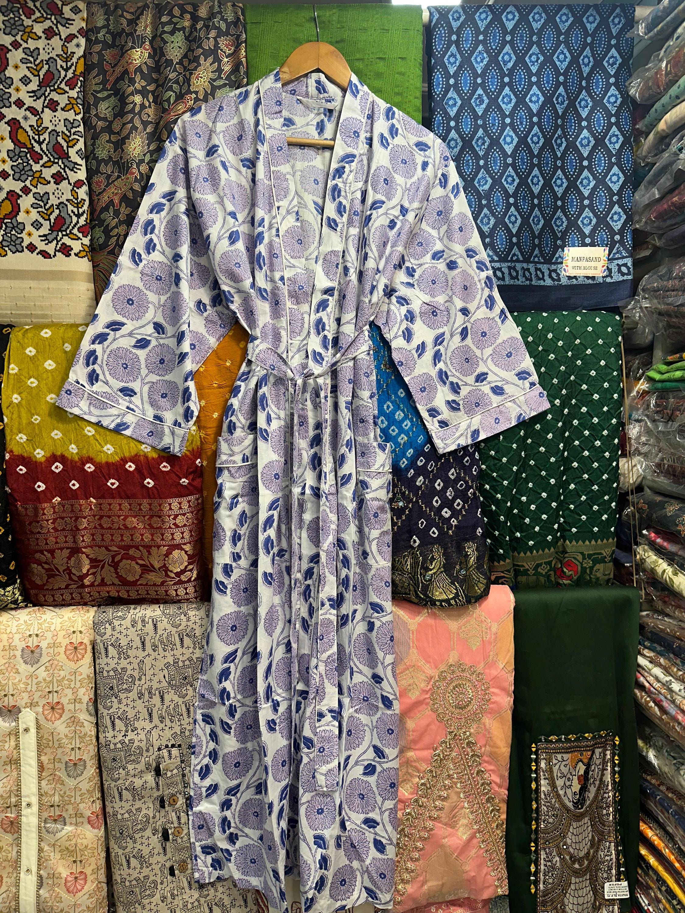 Kimono Accappatoio In Satin TRIFOLIUM Con Stampa Pavone E Fiori – Taglia XL (54-56), Colore Nero, Eleganza Per La Casa