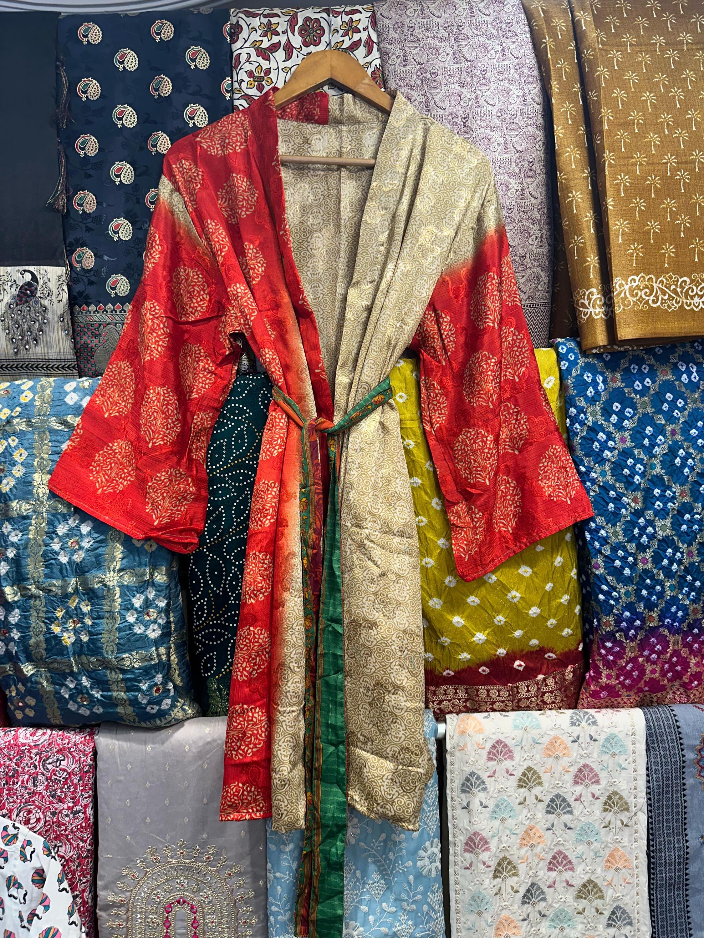 手作りリサイクルシルクパッチワーク着物：ボヘミアンショートローブ